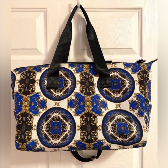 Alice + Olivia Duffel Bag Travel Shoulder Bag in the "Regal Romance" pattern New - Picture 2 of 12